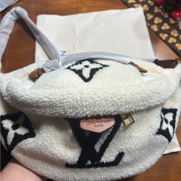 Louis Vuitton Giant Teddy bum bag White and Black Shearling crossbody - Picture 8 of 8